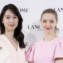 「ランコム」新グローバルアンバサダーにアマンダ・サイフリッド就任、発表会にブランドミューズ戸田恵梨香も参加