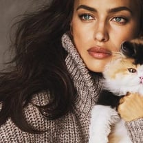 Ирина Шейк представила коллаборацию с Ellen Tracy