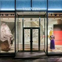 ヴァレンティノ、スタイリストの服部昌孝によるウィンドウディスプレイを表参道で展開