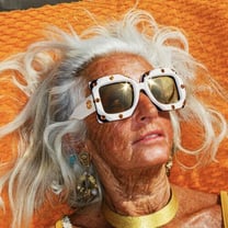 Deux livres et une expo décryptent le regard de Martin Parr sur la mode
