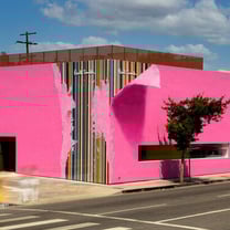 Paul Smith divulga novo mural com riscas emblemáticas na loja de LA