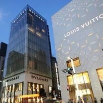 早报 | Kanye West找斯凯奇合作被请出大楼；奢侈品行业2023年增速将减半