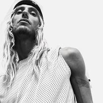 Rick Owens faz parceria com Champion na coleção de cápsulas góticas desportivas