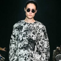 La Fashion Week di Londra è iniziata con Edward Crutchley, Huishan Zhang, Mark Fast e KWK
