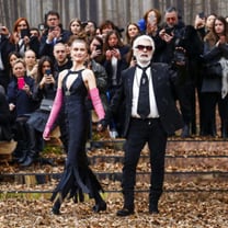 Parigi, una settimana della moda all'ombra di Karl Lagerfeld