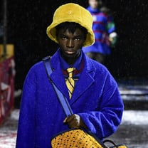 Tommy Hilfiger enthüllt Quinn-Collaboration 'Factory' unter strömendem Regen