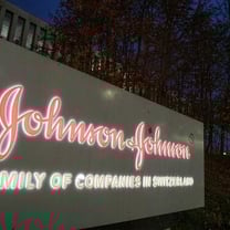 Johnson & Johnson sospende le previsioni di vendita per il vaccino anti-Covid e taglia quelle degli utili
