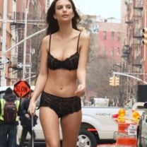 Emily Ratajkowski erregt Aufsehen für DKNY in New York