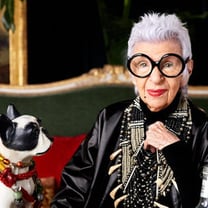 94歳のファッションアイコン、アイリス・アプフェルが自身のアンティークジュエリーコレクションを販売