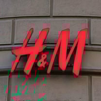 Чистые продажи H&M в третьем квартале остались «на прежнем уровне» при постоянном обменном курсе