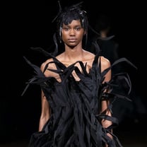 Yohji Yamamoto: l'arte del drappeggio ritualizzata al municipio di Parigi