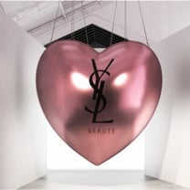 Yves Saint Laurent Beauté ouvre un espace éphémère à Paris pour le lancement de sa collection YSL Loveshine