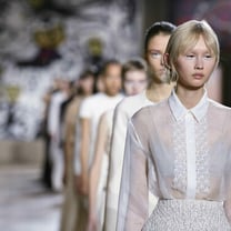 Pariser Haute Couture-Schauen im Juli finden mit 29 Kollektionen und ohne russische Designer statt