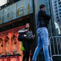 早报 | LVMH CEO称集团不会涉足二手市场；范冰冰重返巴黎时装周