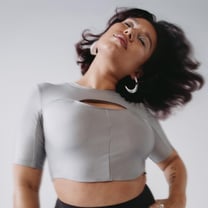 La cantante Raye protagoniza la campaña de la última colección de H&M Move