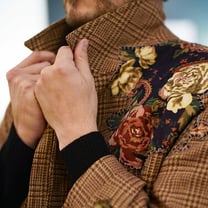 Emile Garçon, le fils de la créatrice Nathalie Garçon, se met à la mode upcyclée