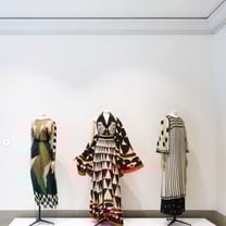 Chloé 在巴黎旗舰店举办 Karl Lagerfeld 作品回顾展，今秋将巡展至中国内地