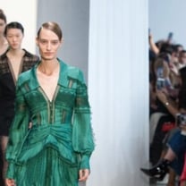 深度 | Self-Portrait想成为设计师版的LVMH？