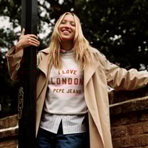 Pepe Jeans: campanha de aniversário de outono-inverno 2023 estrelada por Lila Moss e Rita Ora