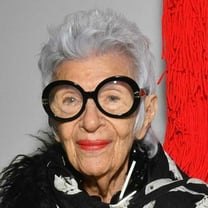 L'Américaine Iris Apfel, "starlette gériatrique" de la mode, est morte à 102 ans