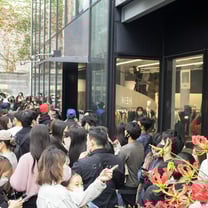 シーイン初の常設店舗「SHEIN TOKYO」がオープン、開店前に150人以上が行列
