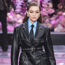 Versace incendia la pasarela en Milán