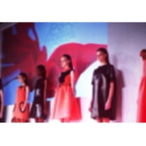 Giles Deacon presenta su “colección lavable” creada para Procter&Gamble