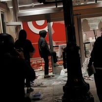 Los comercios que ya han sufrido el impacto del coronavirus se blindan ahora ante las protestas en EEUU