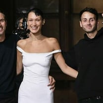 Coperni fait le buzz grâce à une performance avec Bella Hadid