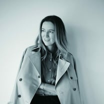 Clare Waight Keller habla sobre el lanzamiento de su cápsula global para Uniqlo