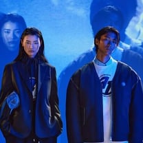 ZARAが韓国発「アーダーエラー」とのコラボ第2弾を発売、ボンバージャケットなど展開