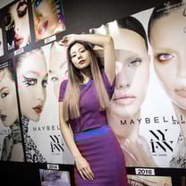 西内まりやらが来場、NYファッションウィークを東京で体感できるイベントをメイベリンが開催