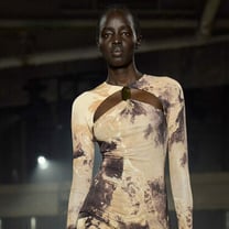 Dia 1 da NYFW: coleções de passerelle de Simkhai e Dion Lee atraem noites da cidade de Nova Iorque