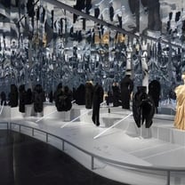 Выставка о моде и времени стартует в Метрополитен-музее