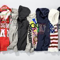 Gap×GQ、バルマンなど8ブランドとコラボしたロゴスウェットを限定発売