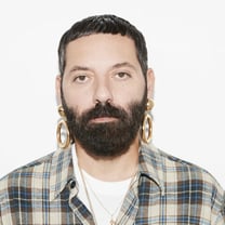 Moschino tient son nouveau directeur créatif, Davide Renne