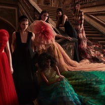 Christian Dior: тревожная красота в Международный женский день