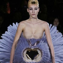 Elie Saab e Viktor & Rolf: alba dorata in Thailandia; ballo surrealista in Europa