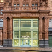 Prada inaugure un café éphémère chez Harrods, Paul Smith au Printemps Haussmann