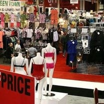 Dois terços dos americanos só querem adquirir roupas em promoção
