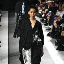 女優の杏がパリコレ歩く　ヨウジヤマモト プールオムのショーで