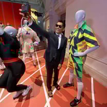 El colorido uniforme de Jorge Campos llega a París en la exposición "Moda y Deporte: De una Pasarela a Otra"