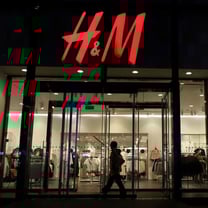 Modekette H&M verringert Vorräte und verdient überraschend viel