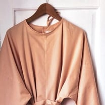 「クロエ」リボンベルトをあしらったベージュカラーの医療用ガウン生産、パリの病院に寄付