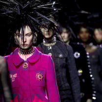 Moschino festeggia 40 anni a Milano con 4 stylist