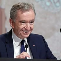 早报 | 周大福中国内地董事总经理离职；LV老板财富单日猛涨22亿美元