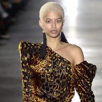 Vaccarello se gana al público en su primer desfile para Saint Laurent