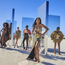 Balmain, Agnès b., Flotte... Tour d'horizon des capsules estivales à l'allure pop et arty