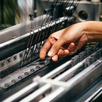 Fabricante chinês fornecedor da H&M e Uniqlo abrirá primeira fábrica europeia em Barcelona