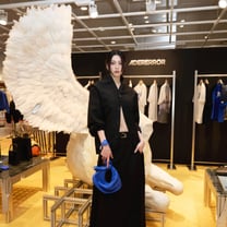 「アーダーエラー」が日本初上陸　俳優のチェ・ジョンヒョプと三吉彩花が来店